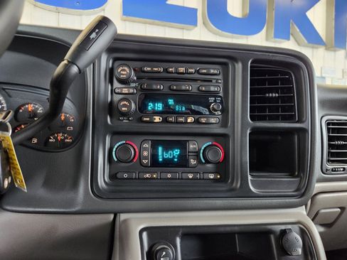 Used 2005 GMC Yukon XL SLT w/ SLT Preferred Equipment Group AWD/4WD image 10