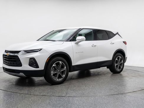 Used 2025 Chevrolet Blazer LT FWD image 3