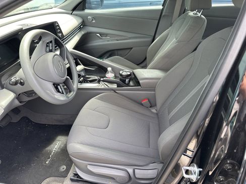 Used 2025 Hyundai Elantra SE FWD image 14