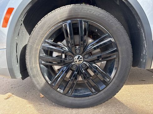 Certified 2022 Volkswagen Tiguan SE R-Line image 28