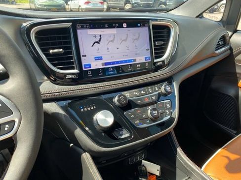 Used 2025 Chrysler Pacifica Pinnacle w/ Trailer Tow Group AWD/4WD image 20