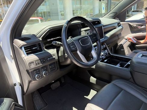 Used 2023 GMC Yukon Denali w/ Advanced Technology Package AWD/4WD image 4