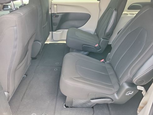 Used 2023 Chrysler Voyager LX FWD image 8