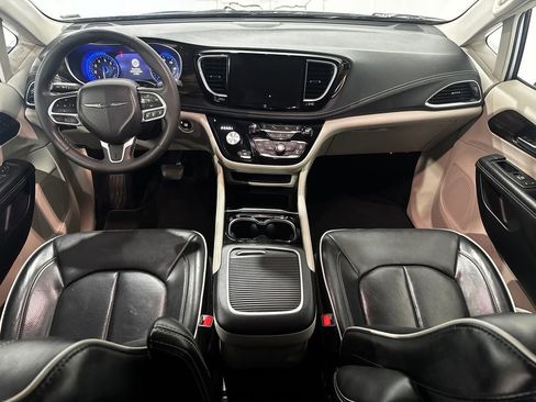 Used 2024 Chrysler Pacifica Limited FWD image 30