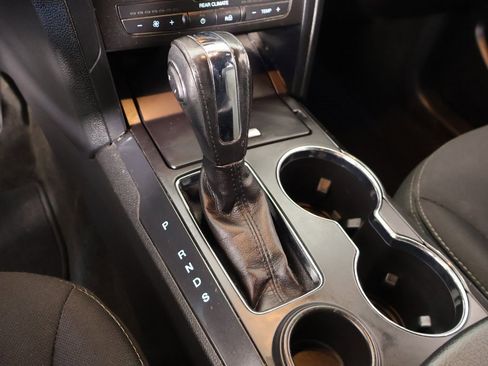 Used 2018 Ford Explorer XLT image 7