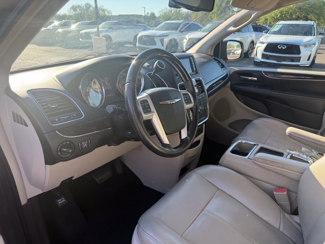 Used 2013 Chrysler Town & Country Limited w/ Luxury Group FWD image 11