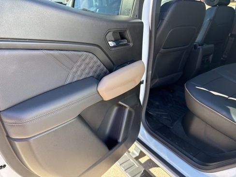 Used 2024 GMC Canyon Denali image 15