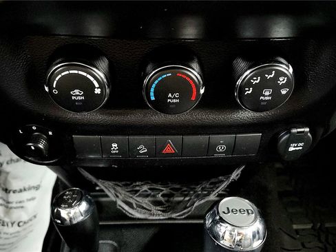 Used 2018 Jeep Wrangler Sahara w/ Connectivity Group image 22