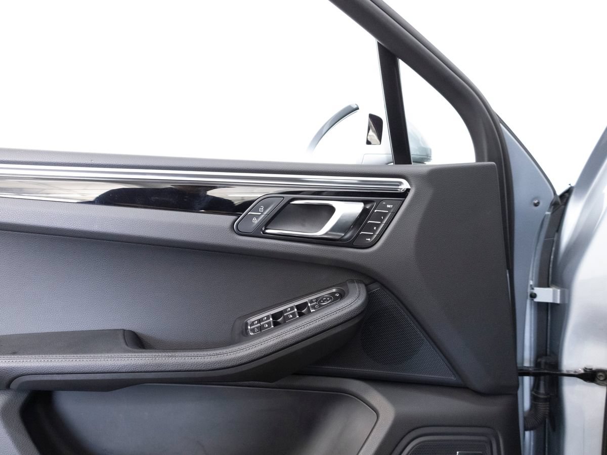 Certified 2024 Porsche Macan AWD/4WD image 26