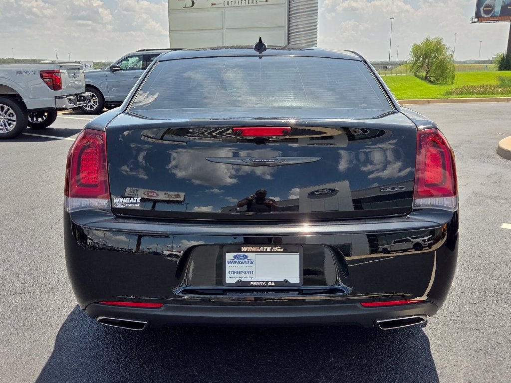 Used 2023 Chrysler 300 Touring w/ Sport Appearance Package RWD image 9