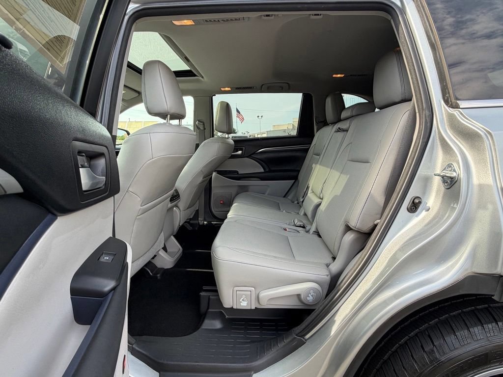 Used 2017 Toyota Highlander Limited AWD/4WD image 24