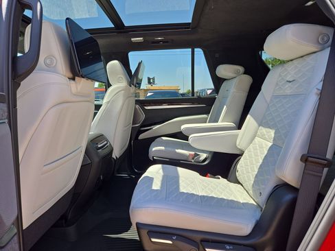 New 2026 Cadillac Escalade Platinum Luxury w/ LPO, Radiant Package AWD/4WD image 13