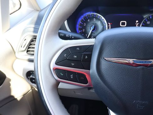 Used 2020 Chrysler Pacifica Limited FWD image 34