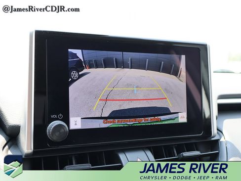 Used 2025 Toyota RAV4 XLE AWD/4WD image 32