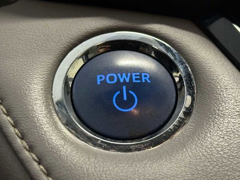 Used 2018 Toyota RAV4 LE image 17