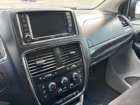 Used 2018 Dodge Grand Caravan SE w/ UConnect Hands-Free Group image 27