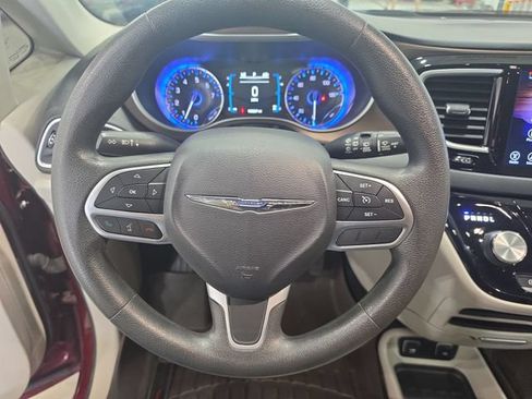 Used 2017 Chrysler Pacifica Touring FWD image 16