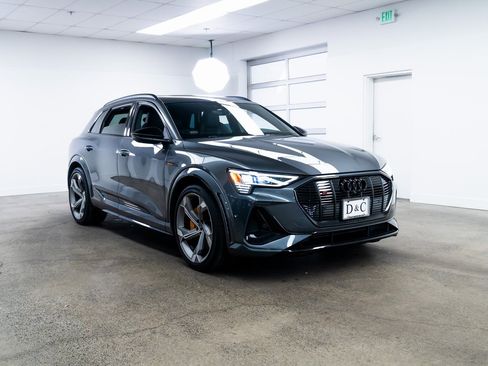 Used 2022 Audi e-tron S Prestige w/ Prestige Package image 27