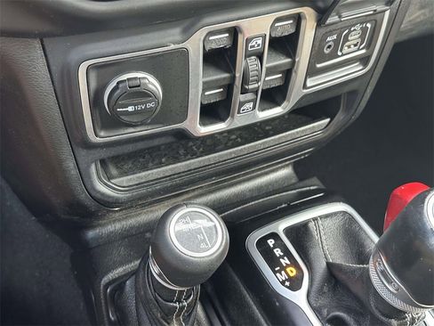 Used 2018 Jeep Wrangler Unlimited Sahara image 31