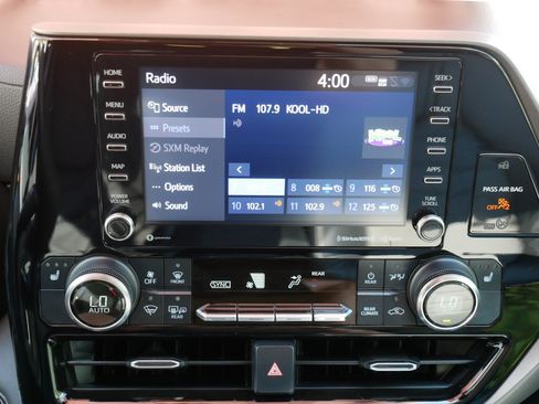 Used 2022 Toyota Highlander XLE AWD/4WD image 22