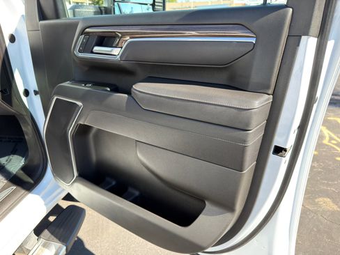 Used 2025 Chevrolet Silverado 2500 LT w/ Convenience Package image 11