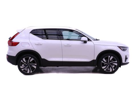 Certified 2024 Volvo XC40 B5 Plus w/ Protection Package Premier image 4