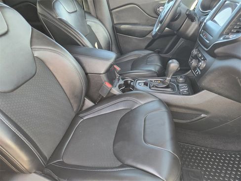 Used 2019 Jeep Cherokee Latitude Plus w/ Cold Weather Group image 9