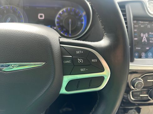 Used 2017 Chrysler 300 C image 19