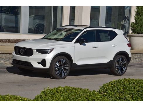Certified 2025 Volvo XC40 B5 Ultra w/ Protection Package Premier image 8