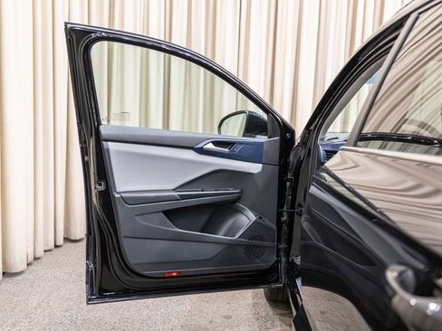 Certified 2023 Volkswagen Taos SE w/ Panoramic Sunroof Package FWD image 8