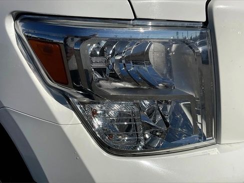 Used 2022 Nissan Titan SV image 28