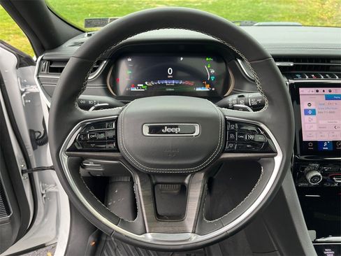 Used 2024 Jeep Grand Cherokee Overland w/ Luxury Tech Group IV image 15