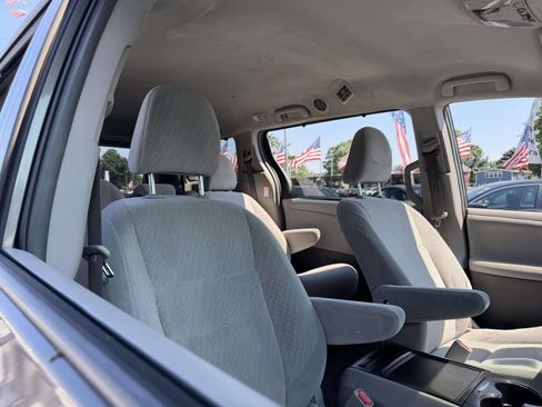 Used 2018 Toyota Sienna LE w/ Carpet Mat Package FWD image 11