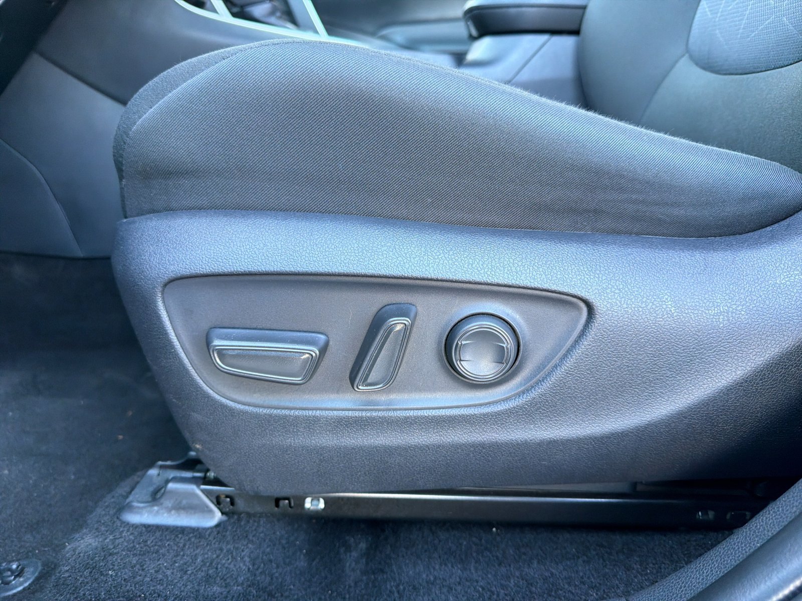 Used 2025 Toyota RAV4 XLE FWD image 12