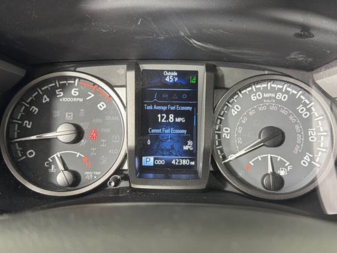 Used 2022 Toyota Tacoma TRD Off-Road AWD/4WD image 26