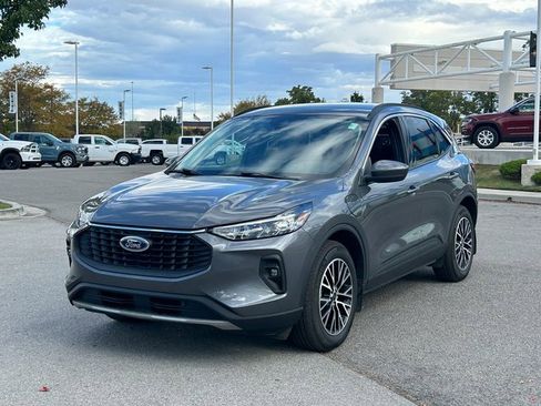 Used 2023 Ford Escape SE w/ Class II Trailer Tow Package image 8