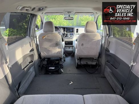 Used 2015 Toyota Sienna LE FWD image 24