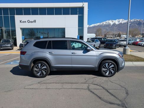Used 2024 Volkswagen Atlas SE AWD/4WD image 2