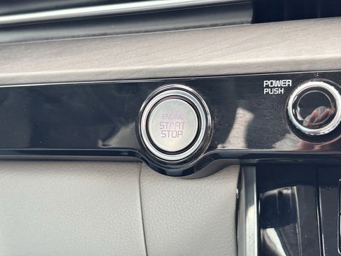 Used 2024 Kia Carnival EX image 23