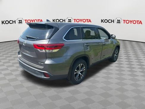 Used 2018 Toyota Highlander Plus AWD/4WD image 8