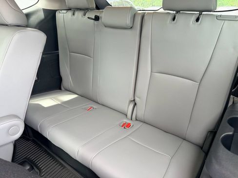 Used 2020 Toyota Highlander XLE FWD image 14