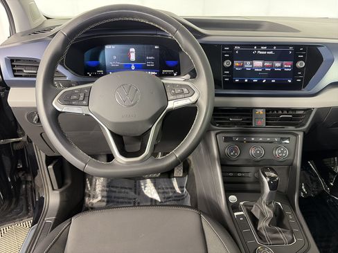 Used 2022 Volkswagen Taos SE FWD image 3