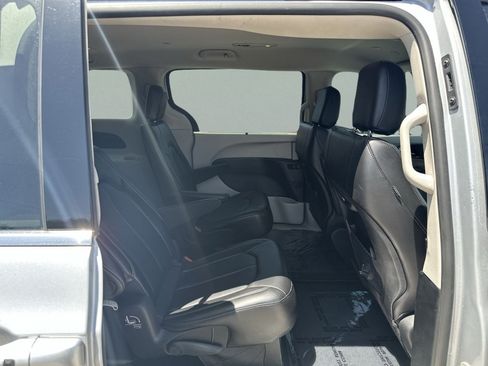 Certified 2024 Chrysler Pacifica Touring-L FWD image 33