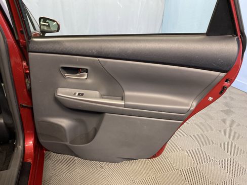 Used 2013 Toyota Prius V image 39
