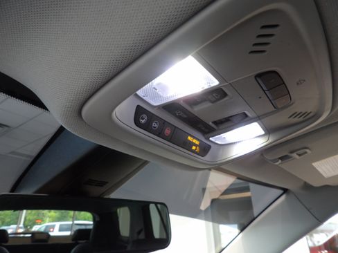 Used 2021 Chevrolet Traverse RS AWD/4WD image 15