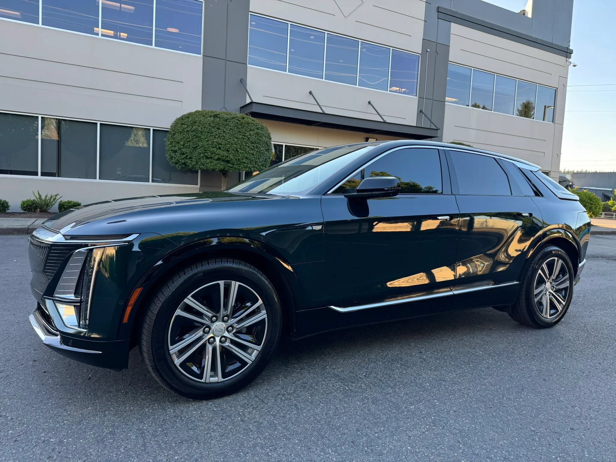 Used 2024 Cadillac Lyriq Luxury AWD/4WD image 5