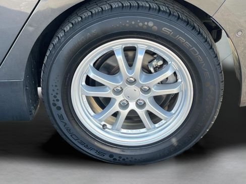 Used 2022 Toyota Prius L Eco image 11