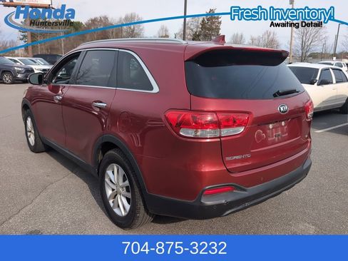 Used 2017 Kia Sorento LX w/ LX Convenience Package image 5
