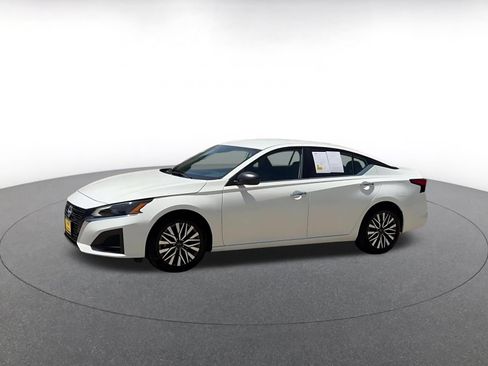 Used 2025 Nissan Altima 2.5 SV FWD image 8