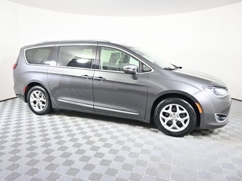 Used 2020 Chrysler Pacifica Limited image 8